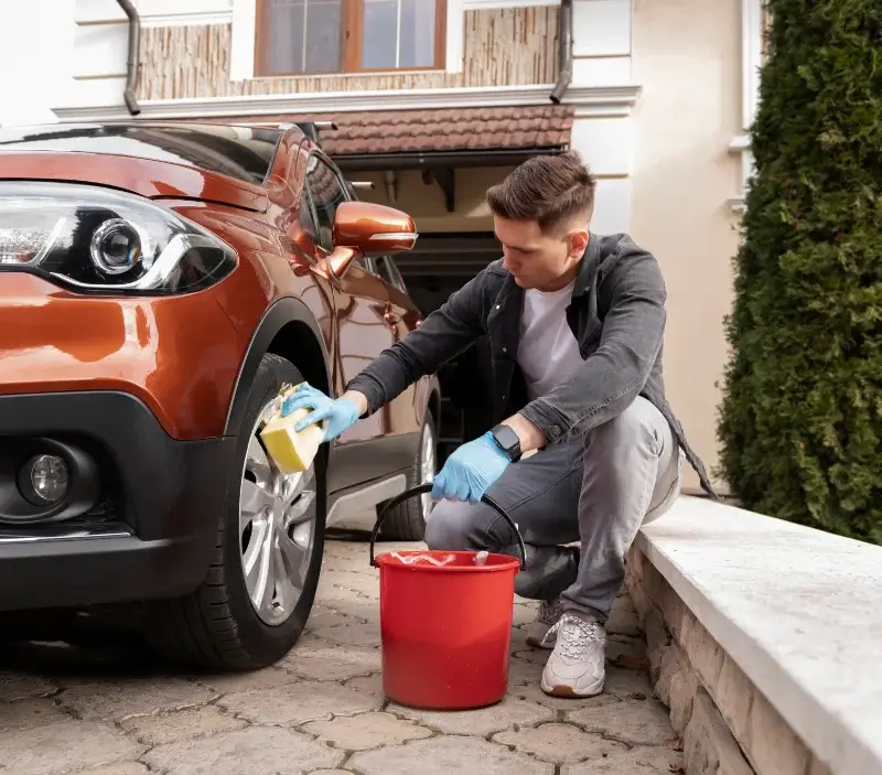 Lavage auto à domicile Lasserrade : professionnel intervenant sur un véhicule